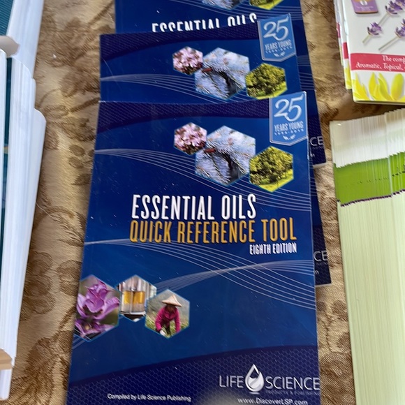 Essential Oil materials - 6 books, 11 booklets & animal & aroma family flyers - Picture 2 of 5